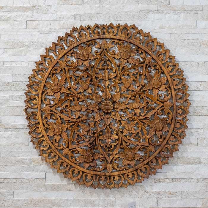 Mandala floral de parede entalhada à mão em madeira por artesãos de Bali.