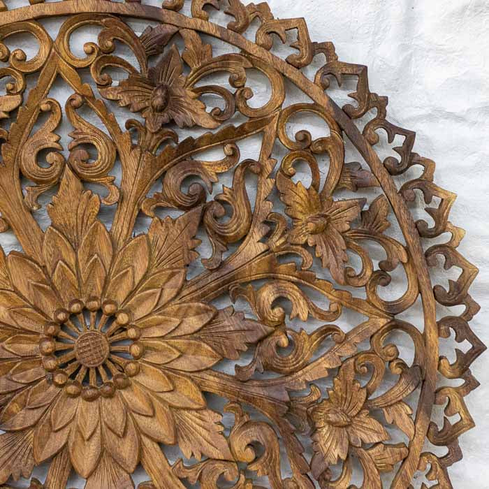 Arte espiritual balinesa com flores entalhadas e acabamento natural em madeira.