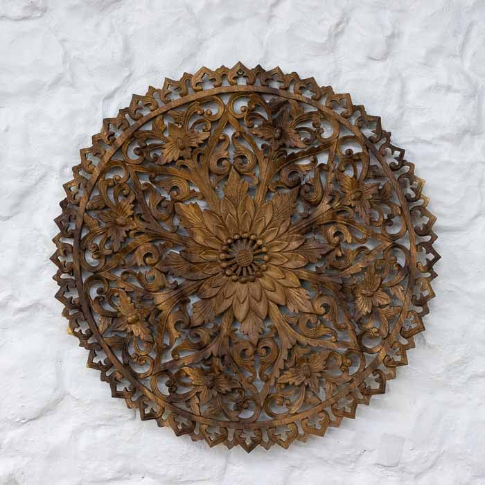Mandala floral de parede entalhada à mão em madeira por artesãos de Bali.