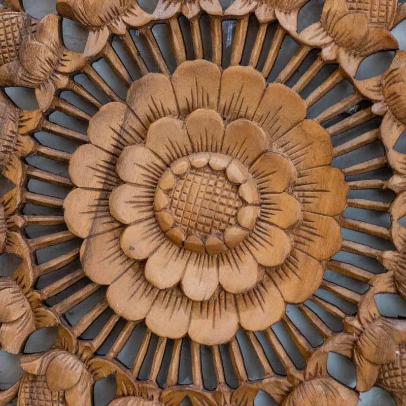Objeto de luxo rústico da Arte e Sintonia: mandala floral esculpida em madeira nobre. 