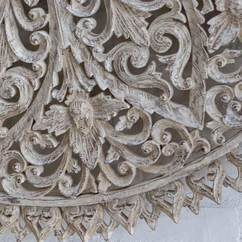 Objeto de luxo artesanal da Arte e Sintonia: mandala de madeira suar importada da Indonésia. 