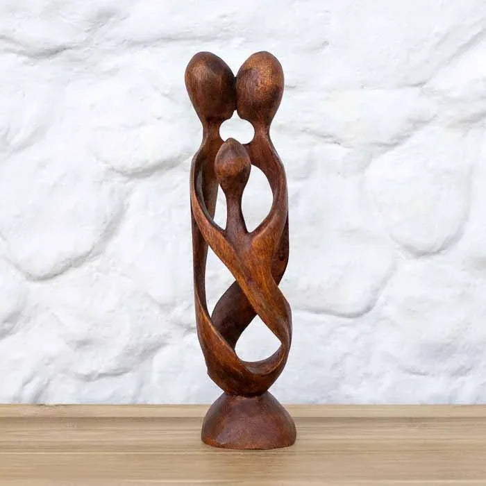 Arte decorativa balinesa: figuras abstratas entrelaçadas esculpidas em madeira nobre. 