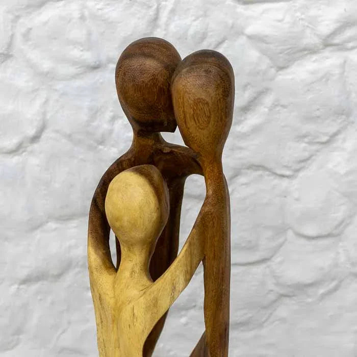 Objeto de decoração com significado: escultura de família da Arte e Sintonia em madeira natural. 