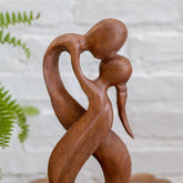 escultura abstrata madeira amor infinito artesanal arte bali casal par artesintonia home deco2