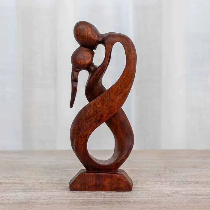 Escultura abstrata de casal em madeira natural de Bali simbolizando o amor infinito.
