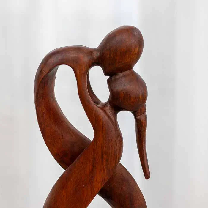 Detalhe da escultura artesanal com linhas entrelaçadas representando a união eterna.