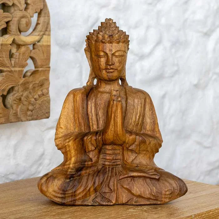 Escultura budista artesanal representando Buda em posição de meditação.