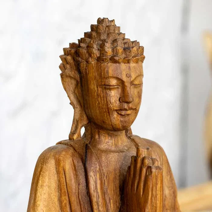 Arte espiritual balinesa — Buda Meditando feito à mão em madeira.