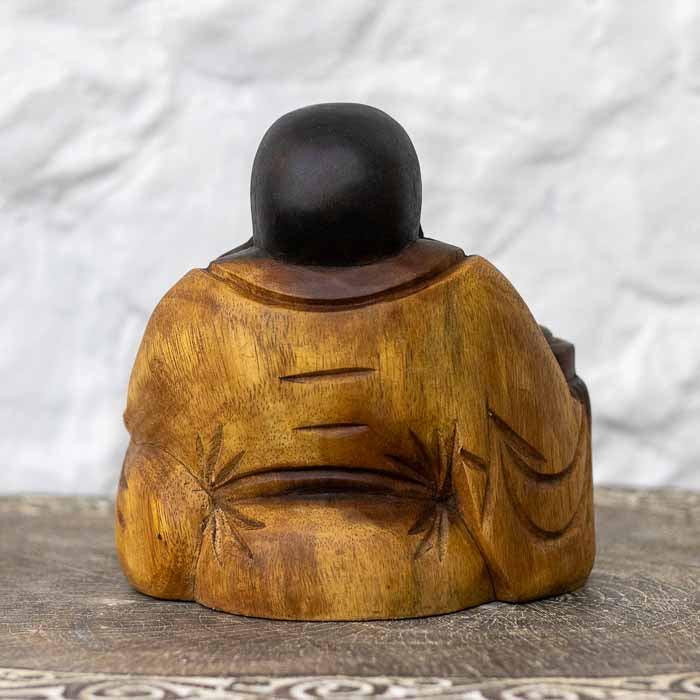 Estátua de Happy Buddha entalhada à mão com expressão alegre e colar de contas tradicional.