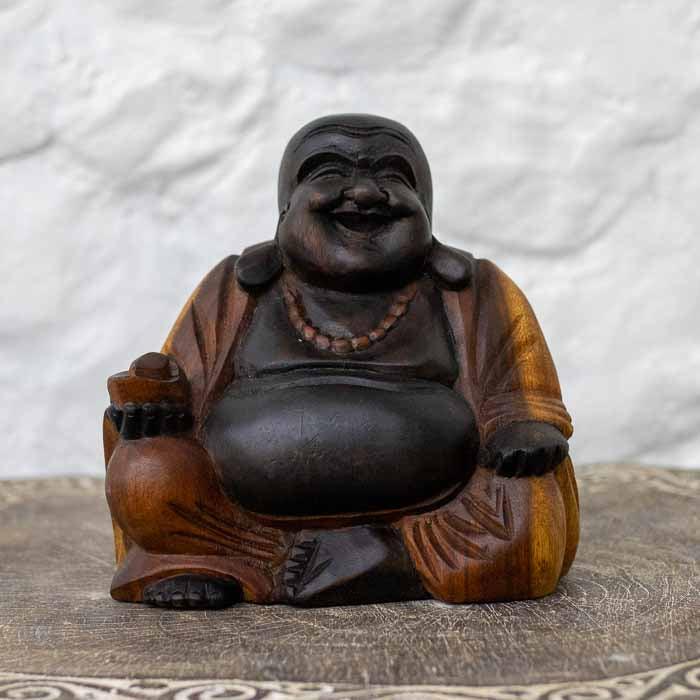 Escultura artesanal de Buda Sorridente em madeira de Bali com acabamento em tons contrastantes.
