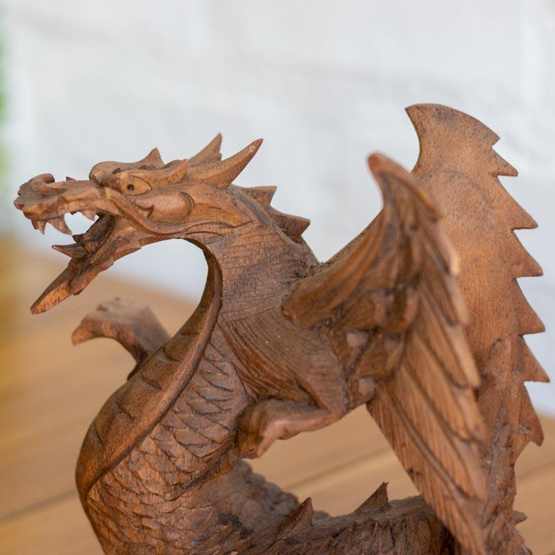 Arte em madeira da Indonésia: escultura de criatura mitológica com acabamento rústico sofisticado.