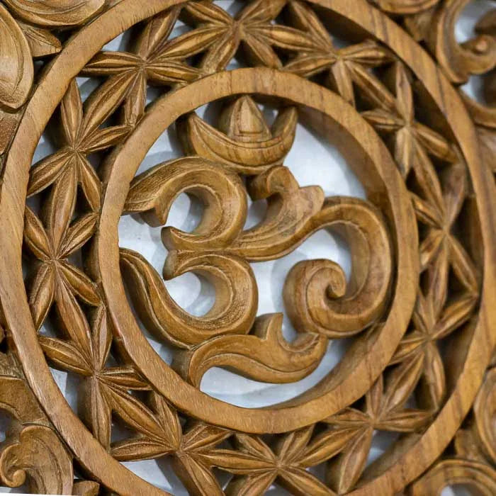 Mandala artesanal balinesa em madeira natural com símbolo sagrado Om. 