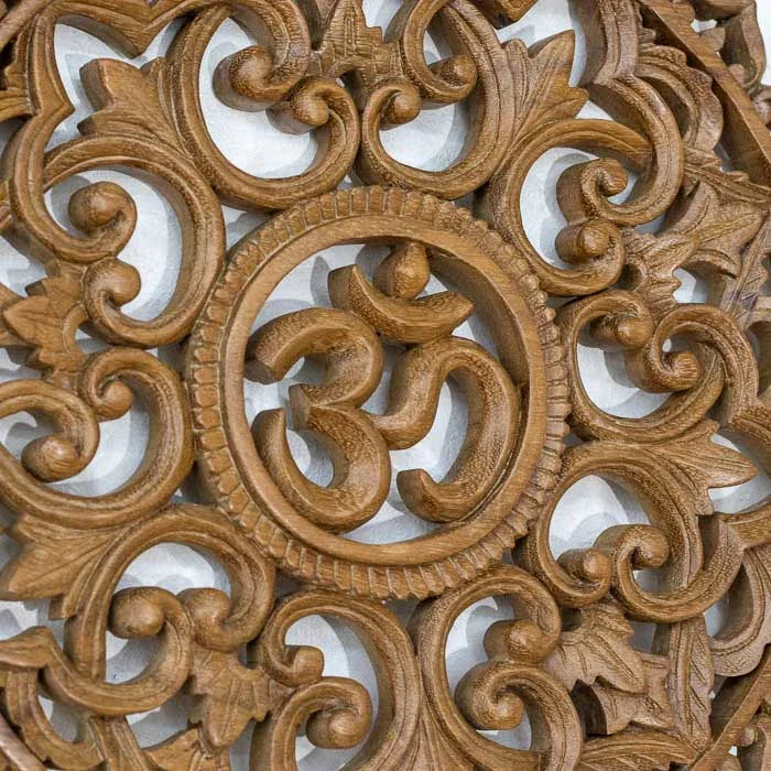 Mandala decorativa em madeira artesanal representando harmonia e paz. 