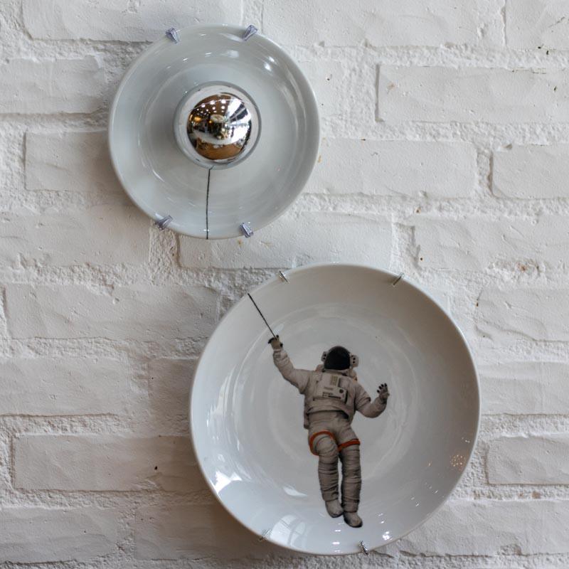 prato decorativo porcelana artesanal brasil astronauta lua espaco criatividade explorar loja artesintonia 01