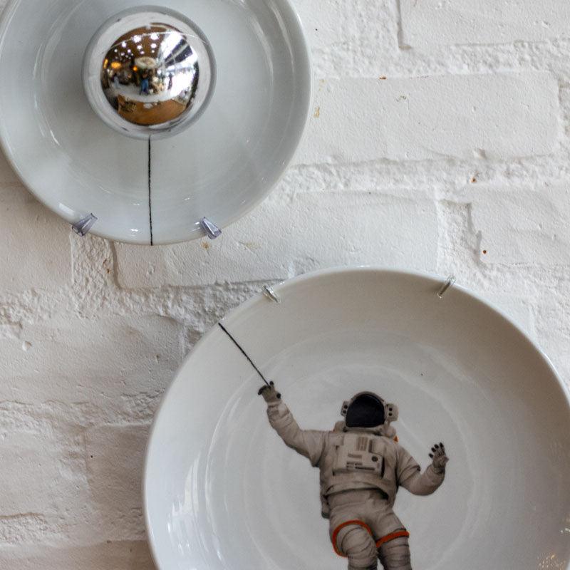prato decorativo porcelana artesanal brasil astronauta lua espaco criatividade explorar loja artesintonia 02