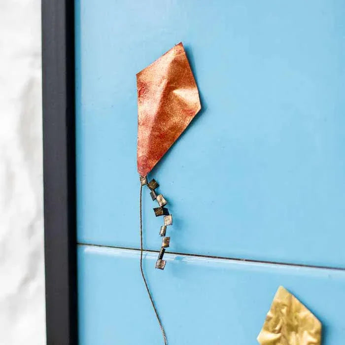 Decoração de parede brasileira com painel de azulejos retratando brincadeiras de infância antigas. 