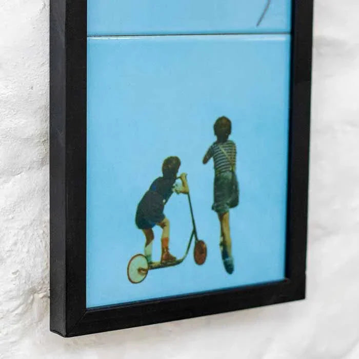 Painel "Pipas" com colagem de meninos e elementos de papel em relevo estilo arte pop. 