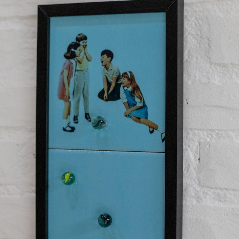 Arte de parede nostálgica para interiores que buscam identidade cultural e sofisticação. 