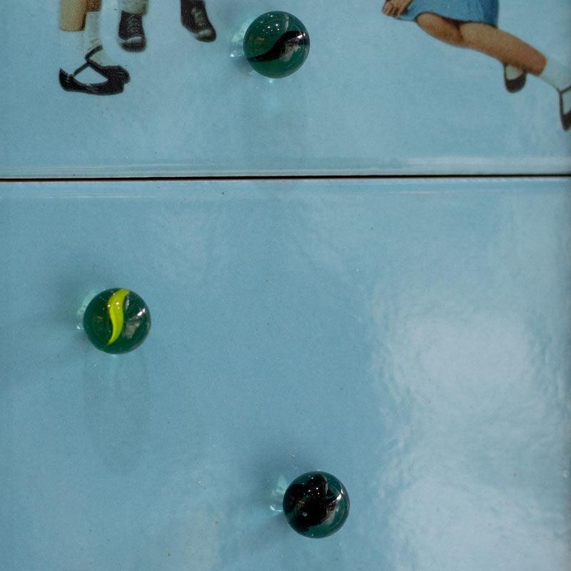 Composição decorativa em azulejos com moldura, ideal para corredores e salas de estar. 