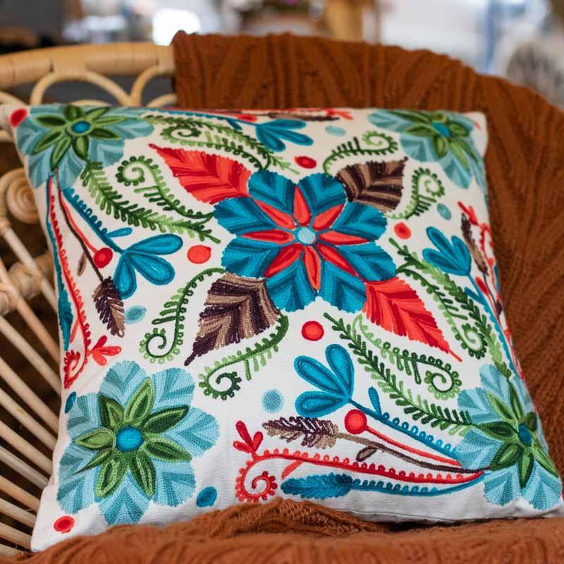 Adicione um toque étnico with Almofada Bordada Indiana 45cm 🏮 Elegance and tradition for your home 🌸🏡 