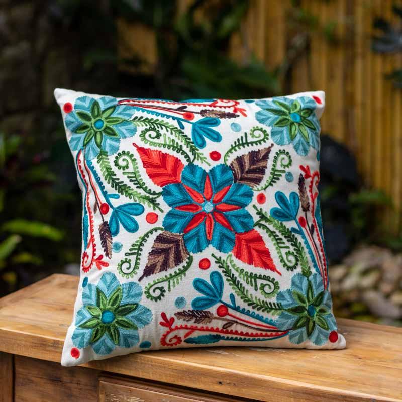 Almofada Indiana Bordada 45cm 🌺 Sophistication and charm Indiano em cada detail 🏮🌟 Add personality to your decoração! 🖌️🛋️