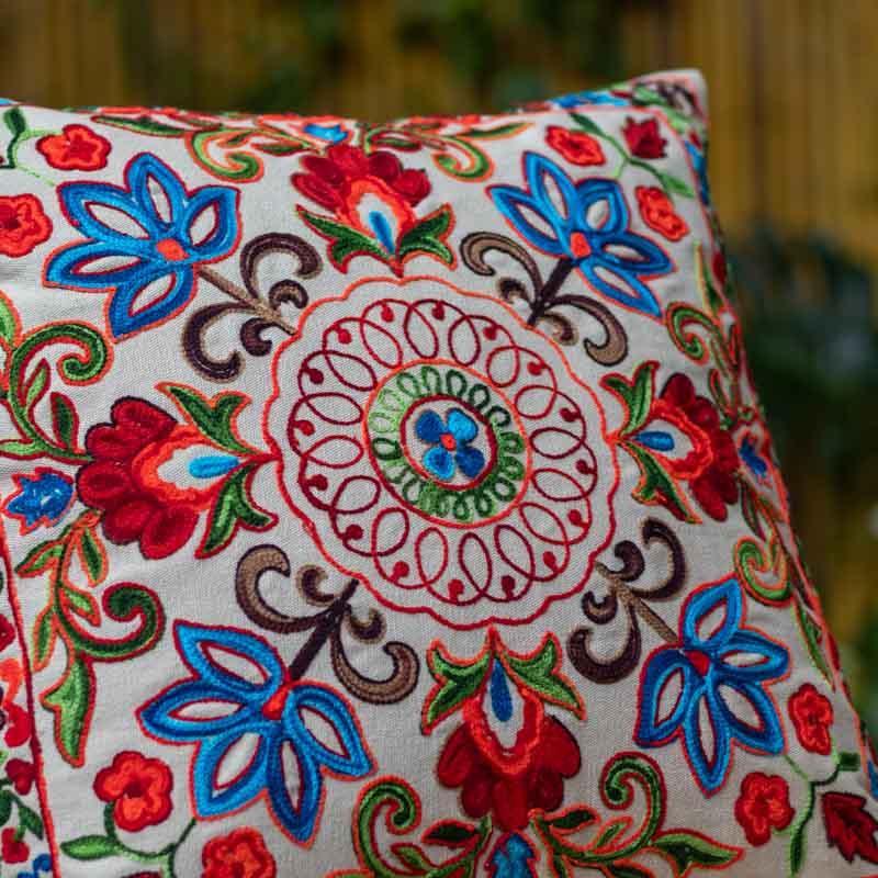 Admire the perfection of Almofada Indiana Bordada 45cm 🌿 Details that tell stories of Indian culture 🏯🖌️ 