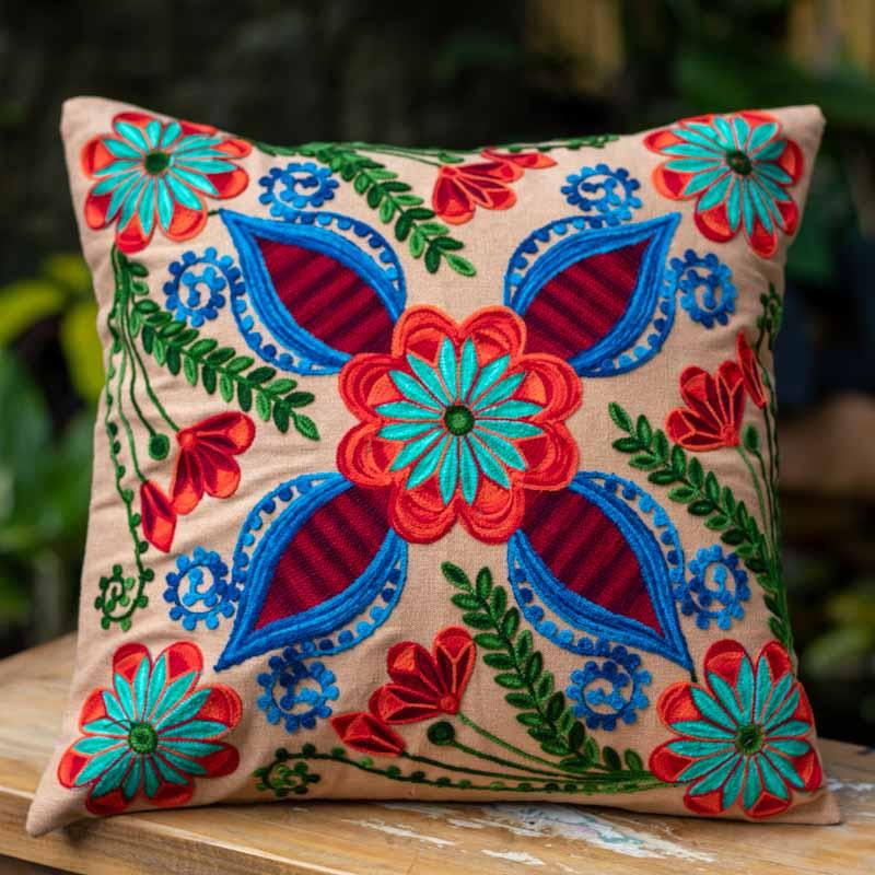 Almofada Indiana Bordada 45cm 🌈 A touch of vibrant colors and intricate patterns 🌺 Add personality to your living room! 🛋️🎭