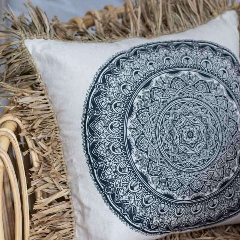 Almofada decorativa boho mandala feita à mão em Bali.