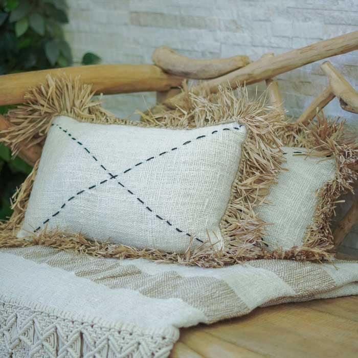 Almofada decorativa estilo boho feita em fibra natural com traços geométricos marcantes e acabamento artesanal