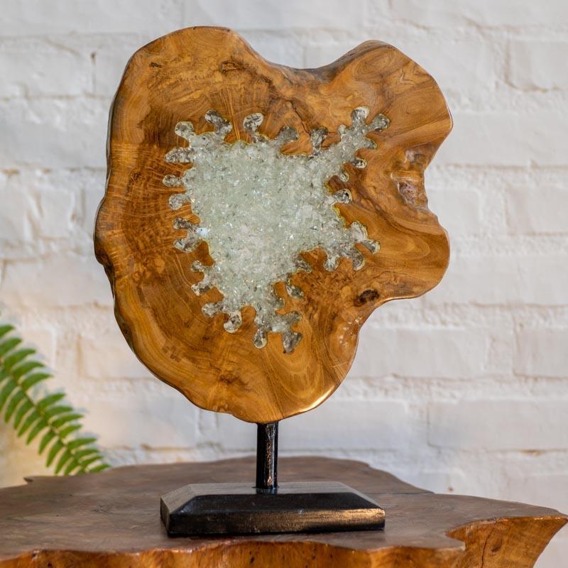 Objeto de arte contemporânea indonésia: escultura orgânica montada sobre base preta para decoração de interiores. 
