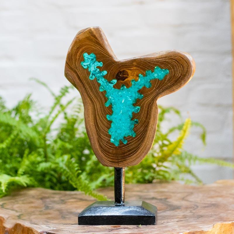 Escultura artesanal resistente com acabamento premium, garantindo exclusividade absoluta em cada série produzida.