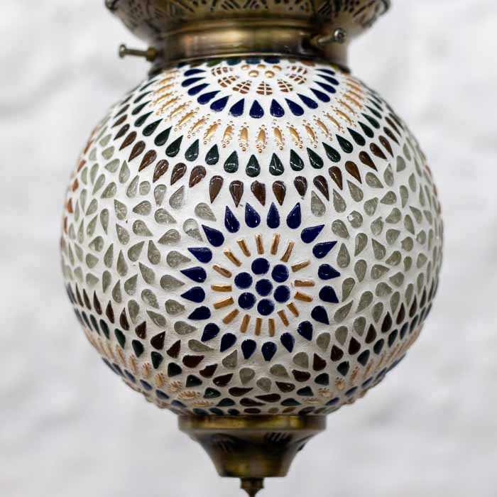 Detalhe da cúpula de vidro em mosaico com padrões geométricos e detalhes metálicos ornamentados. 