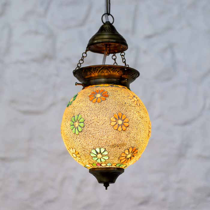 Luminária pêndulo indiana de vidro revestido por pedras de mosaico multicoloridas. 