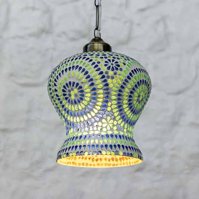 Objeto de iluminação suspensa e decoração artesanal em mosaico oriental importado da Índia. 