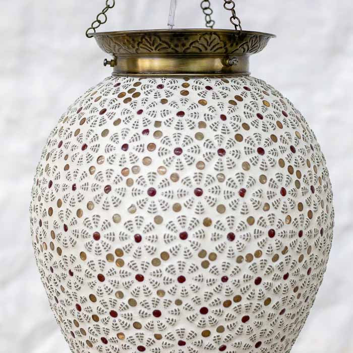 Objeto de iluminação suspensa e decoração artesanal em mosaico oriental importado da Índia. 