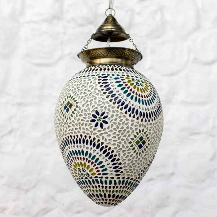 Cúpula pendente oval de mosaico artesanal com detalhes florais e geométricos sobre rejunte neutro. 
