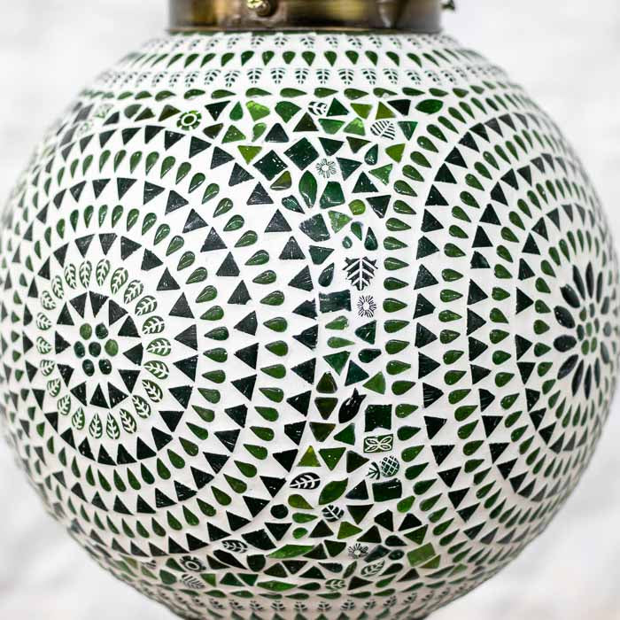 Peça artesanal indiana de teto em vidro com formato de globo e suporte metálico ornamentado. 