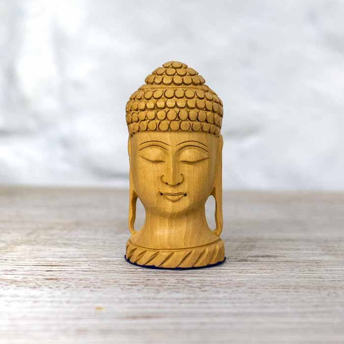 Escultura mística de Buda entalhada à mão para decoração de altar zen.