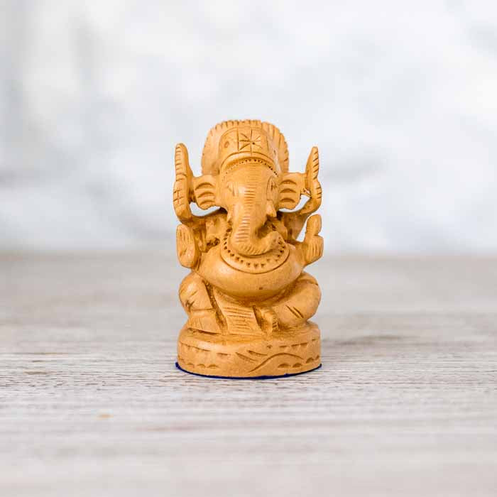 Escultura mística de Lord Ganesha entalhada à mão para decoração de altar zen e escritórios.