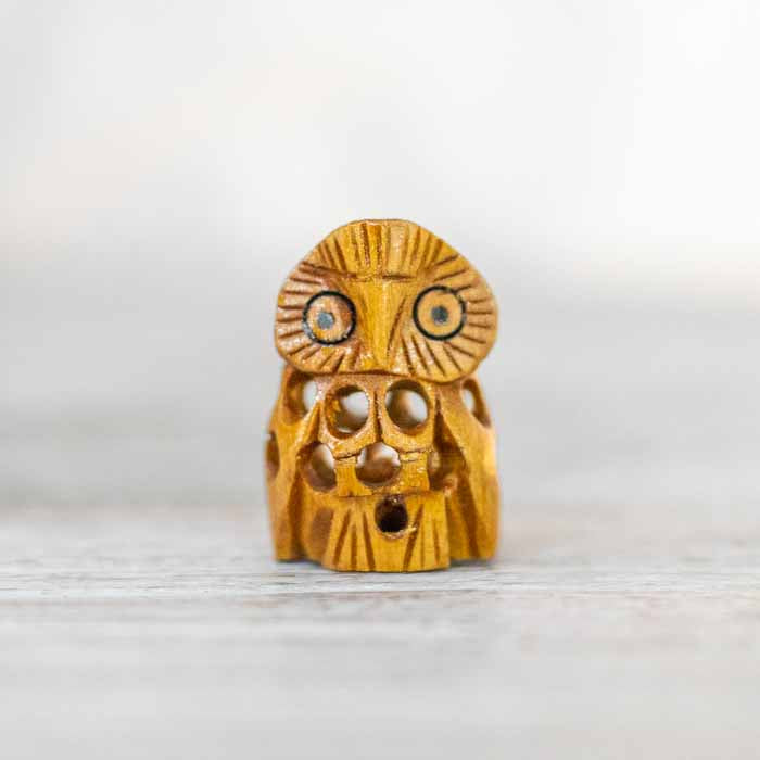 Escultura mística de coruja entalhada à mão para decoração de mesa de escritório e estantes.