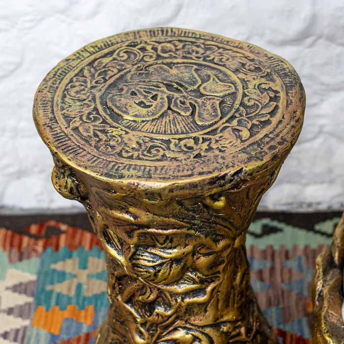 Pedestal ornamental entalhado em fibra de vidro com motivos florais para suporte da fonte.