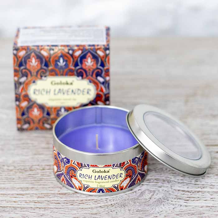 Caixa decorativa estampada e lata da vela aromática Goloka importada da Índia.