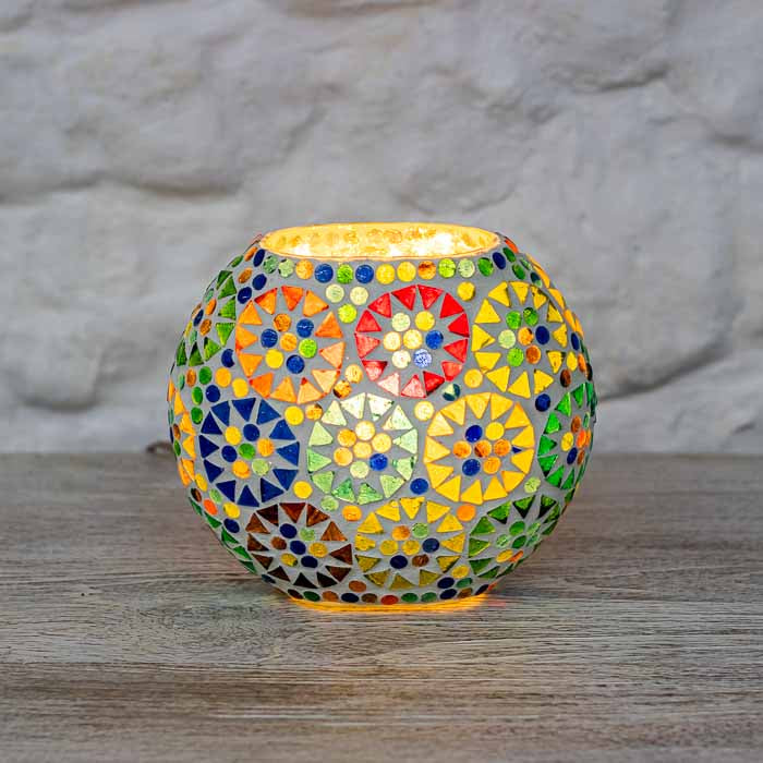 Trabalho de artesanato indiano com incrustação manual de vidros em abajur esférico.