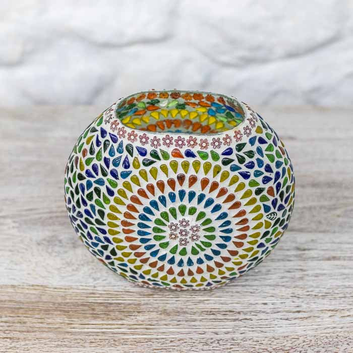 Vista frontal da luminária indiana com mosaico em padrão de mandala radiante nas cores amarelo, verde e azul.