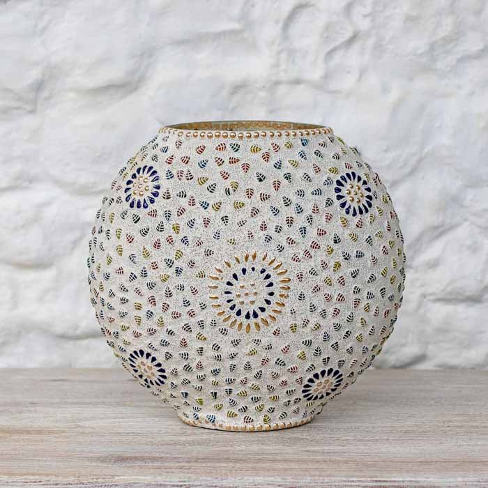 Luminária de mesa grande esférica artesanal em mosaico claro com detalhes coloridos. 