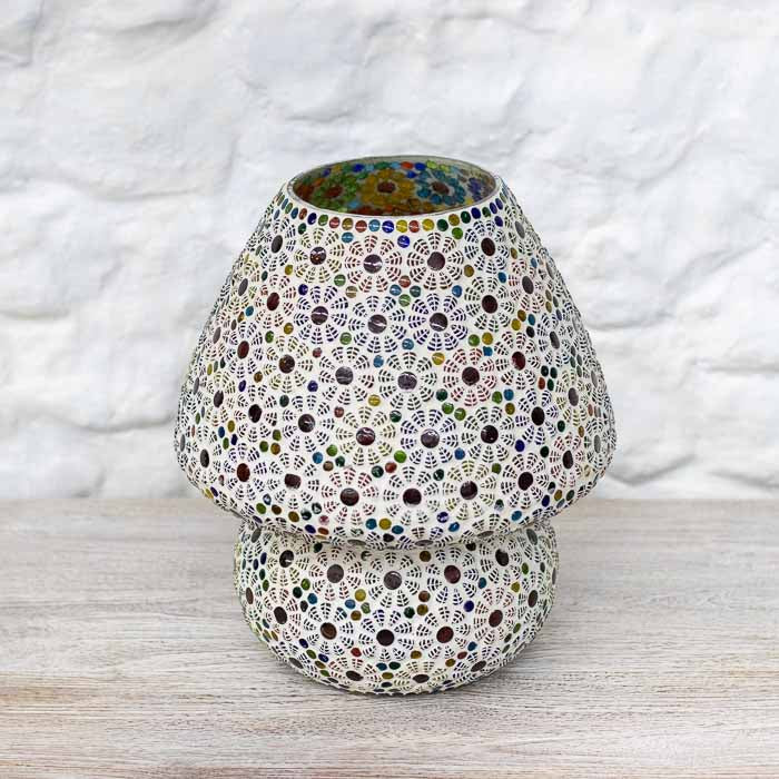 Abajur de mesa artesanal em formato de cogumelo revestido com mosaico de vidro colorido. 