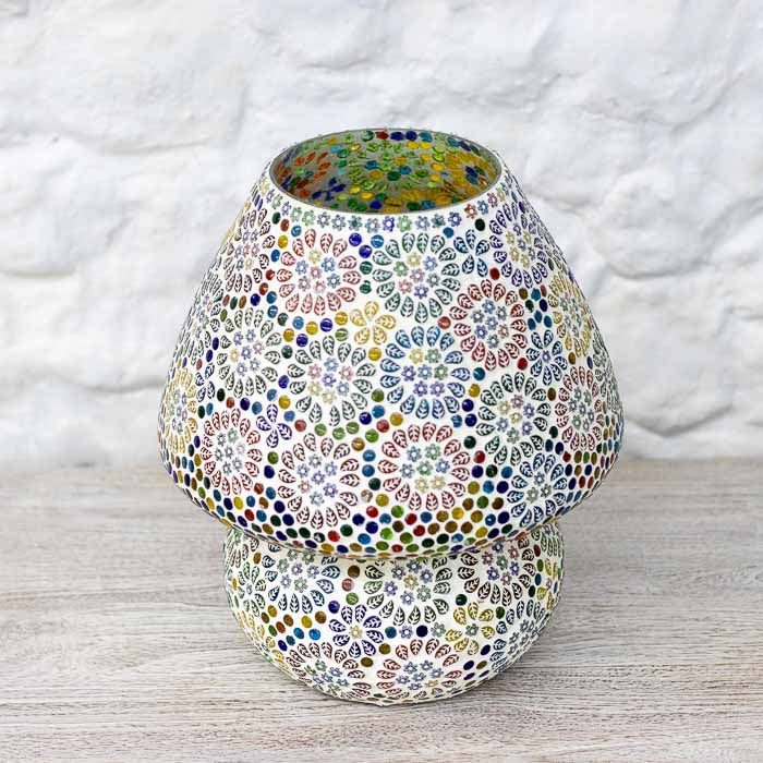 Peça artesanal indiana em vidro com design lúdico de cogumelo e acabamento minucioso. 