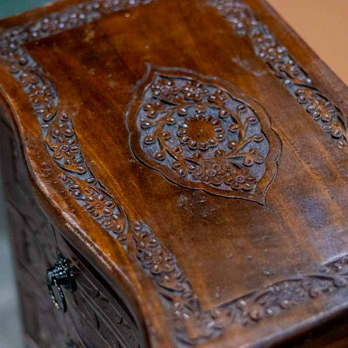 Detalhe da versão adornada com placas de metal trabalhado e cravos ornamentais. 