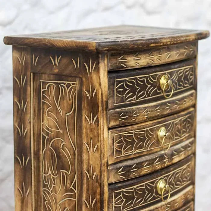 Armário pequeno de madeira com marchetaria floral dourada importado da Índia. 