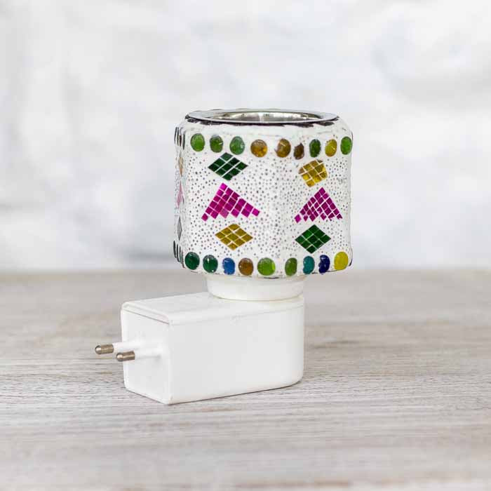 Detalhe da cúpula com incrustações de pequenos espelhos e pedras coloridas em fundo branco. 